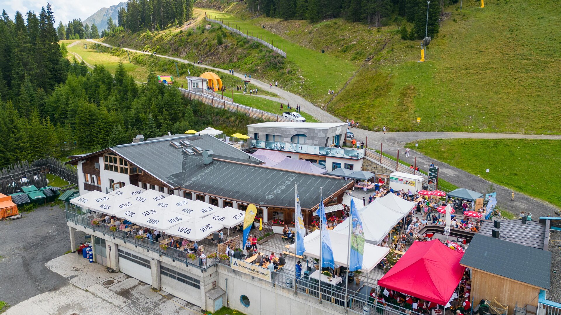 Ein beliebtes Bergrestaurant mit einer großen Terrasse und vielen Gästen. Umgeben von Wäldern und Bergen bietet es einen schönen Ausblick. | © Christian Barz