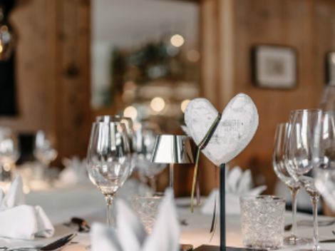An elegant gala menu and a wine tasting are being advertised. The image shows an appealing arrangement of dishes and wines in a festive setting.
