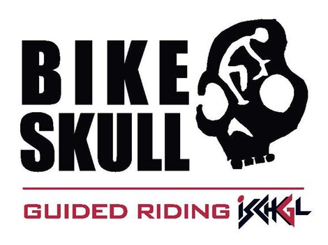 Ein Logo mit dem Schriftzug „Bike Skull“ und einer grafischen Darstellung eines Radfahrers auf einem Totenkopf. Darunter steht „Guided Riding Ischgl“.