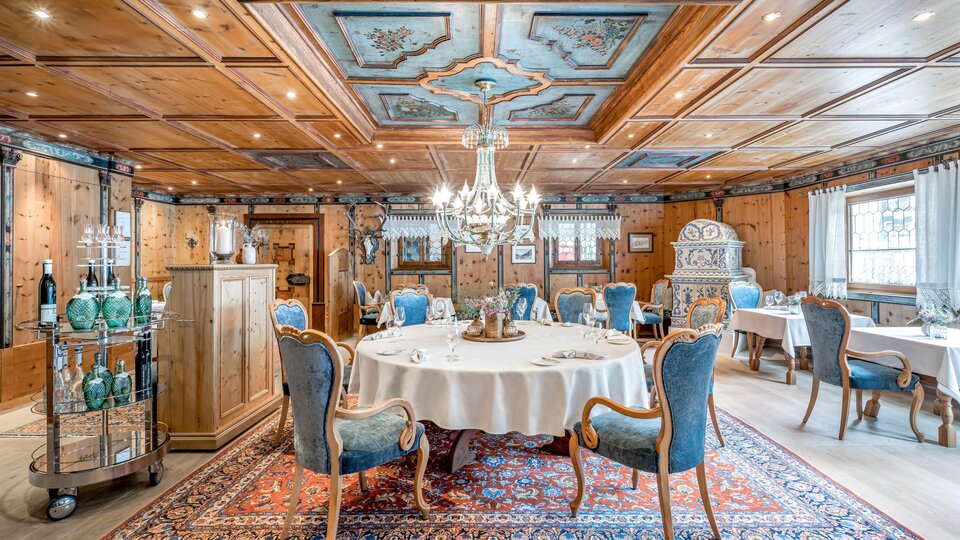 Paznaunerstube runder Tisch West 1