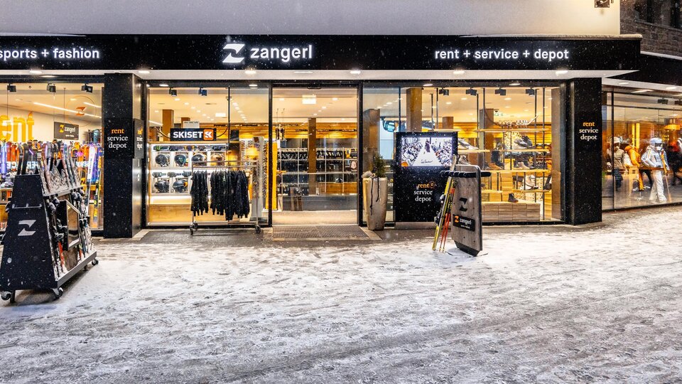 A store with sports and leisure clothing. The entrance area is welcoming and the surroundings are covered in snow.