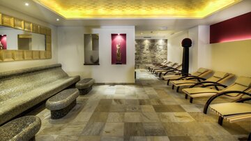 A modern wellness area with elegant design.  
Relaxed loungers and soft lighting create a calm atmosphere.