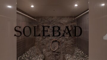 A relaxing saline bath area with bright walls and stylish seating. The atmosphere is calming and inviting.