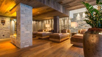 A stylish spa with wood and stone elements. Relaxing loungers invite you to unwind.