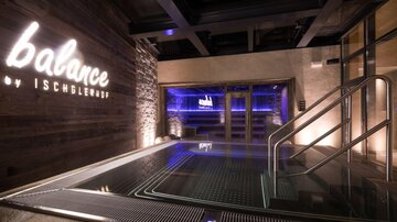 An elegant wellness area with a whirlpool and dimmable lighting. The atmosphere is relaxed and modern.