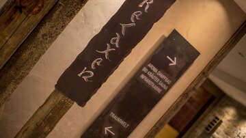 A sign with the inscription "Relax" and an additional note. The direction points to the right towards a relaxation area.